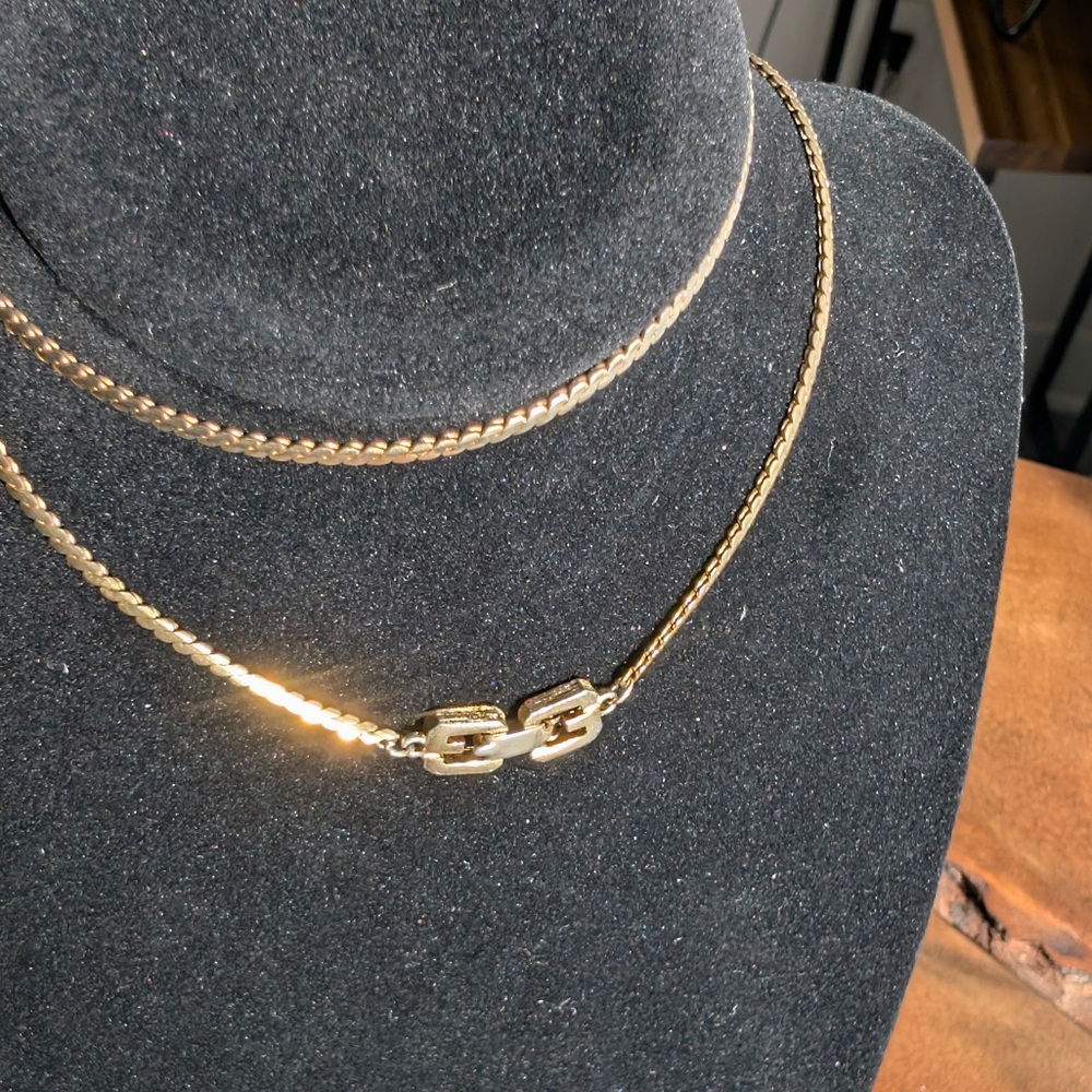 Authentic Givenchy Vintage Herring Bone Long 18k Gold plated Necklace - Picture 4 of 5